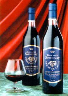 Crème de cassis du domaine de Sathenay à Gevray-Chambertin (Côte-d'Or) - Un viticulteur qui à renoué avec la tradition en plantant du cassis dans les années 1990.