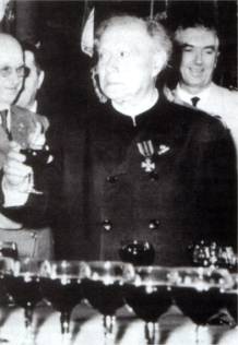 Le chanoine Kir, le 17 juin 1962 trinquant...