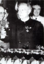 Le chanoine Kir, le 17 juin 1962 trinquant...